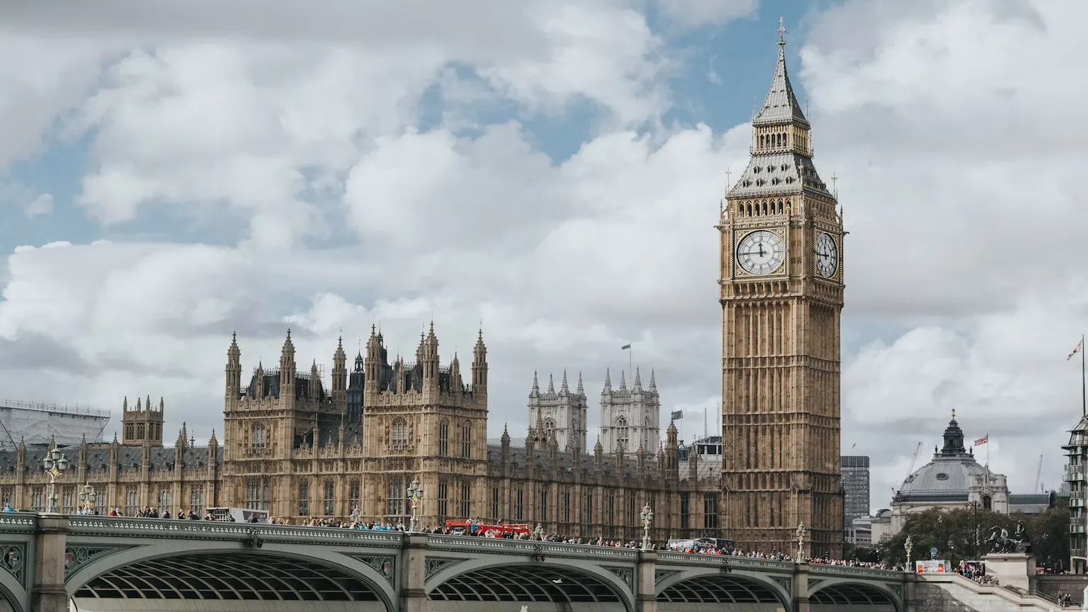 Britannia nosti rahapelilisenssien maksuja – kokonaiskorotus 25 prosenttia